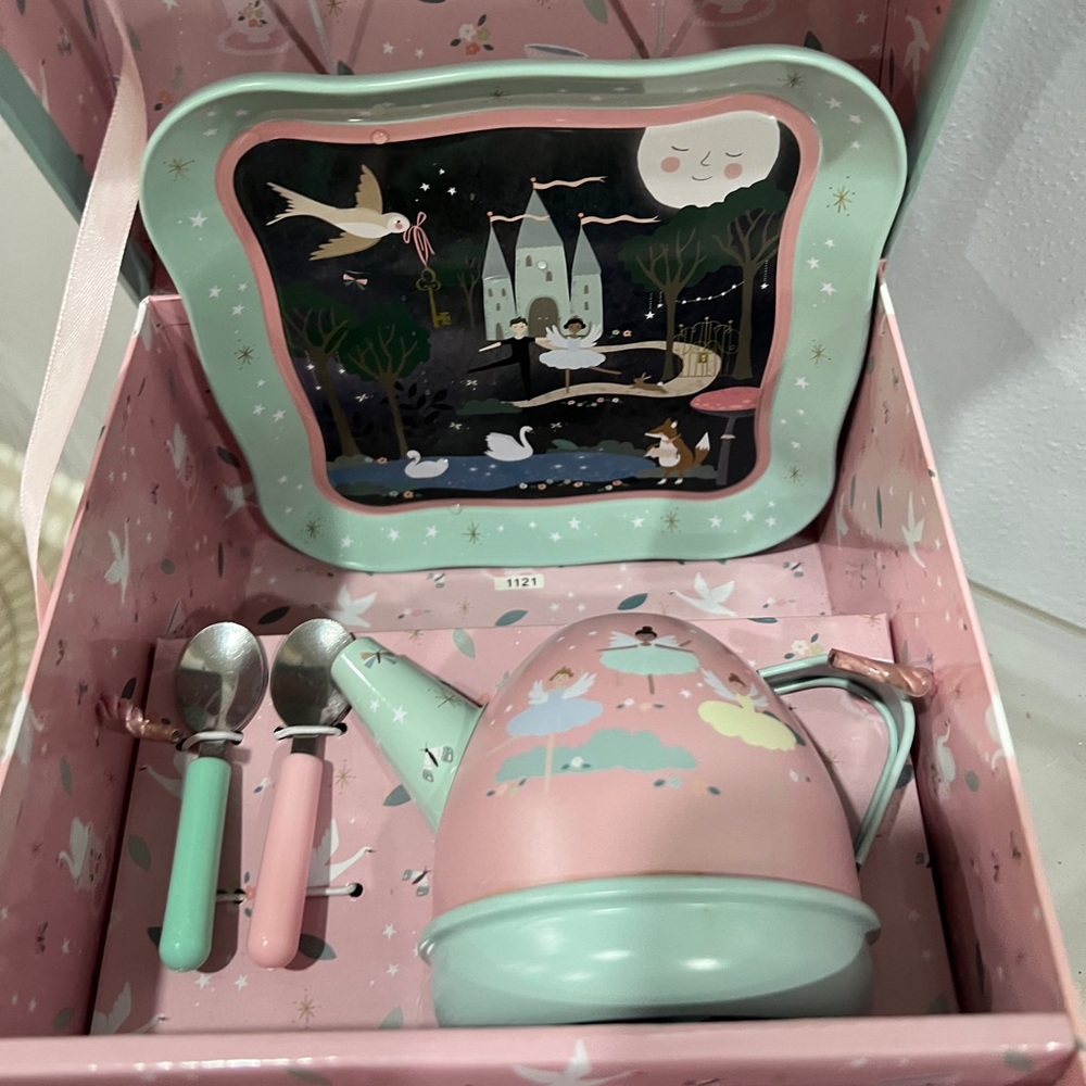 Floss & Rock Enchanted Musical Tin Tea Set in
House Case